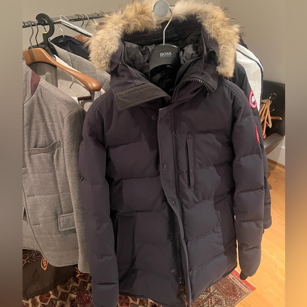Men’s Canada goose parka with real fur detachable hood. Great condition
